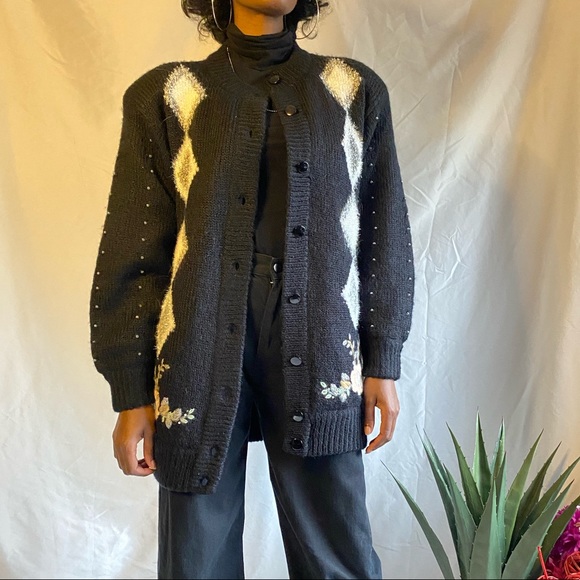 Vintage sweater cardigan with embroidered floral details - Picture 8 of 9